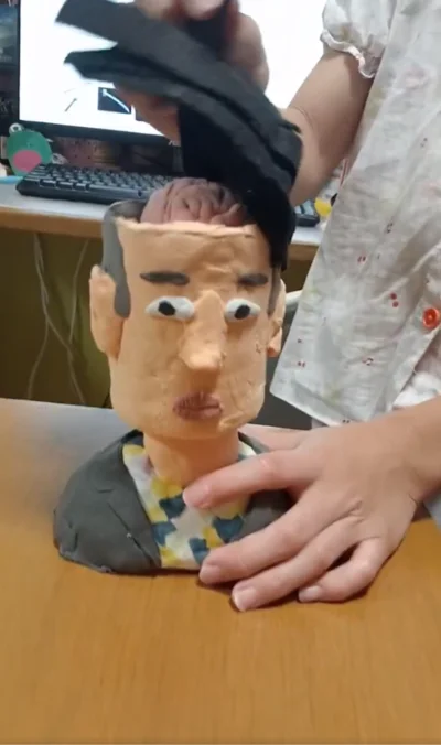 頭の中から脳が出現！▶脳を取り出すと…（⇒次へ）