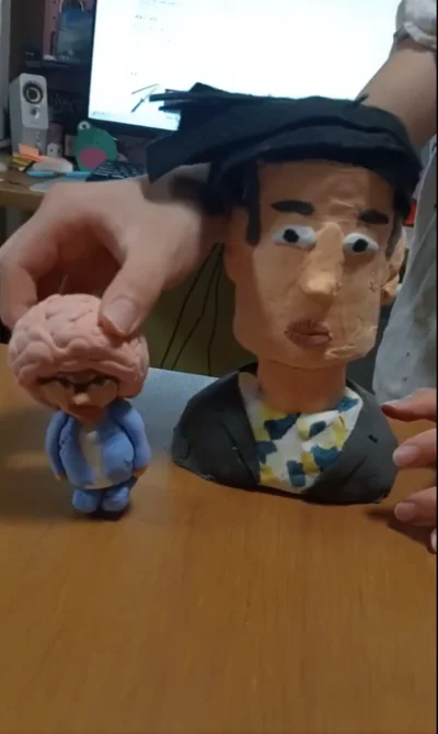 シュールで完成度の高い作品です！▶紙粘土の工作中の娘さん（⇒次へ）