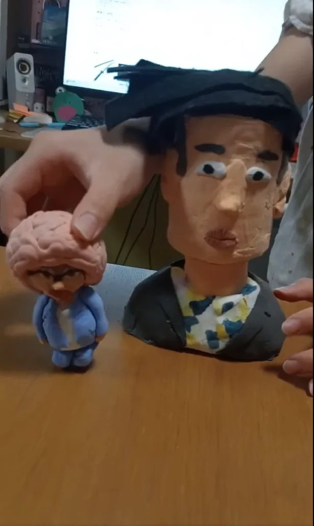 シュールで完成度の高い作品です！▶紙粘土の工作中の娘さん（⇒次へ）