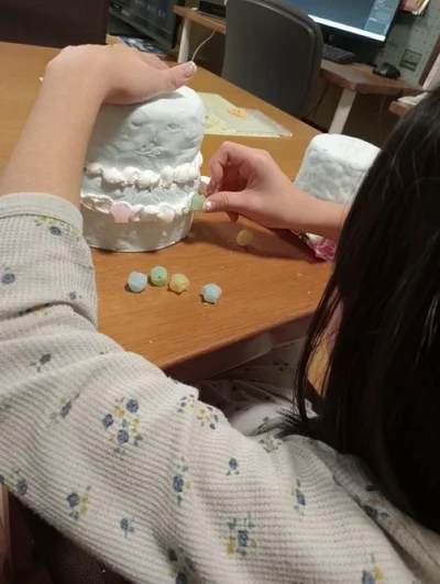 集中しています▶歯がリアルな粘土工作（⇒次へ）