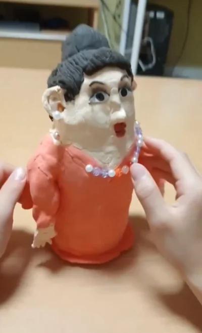 テレビ番組でも紹介されたことのある作品です▶人形の後ろ姿（⇒次へ）