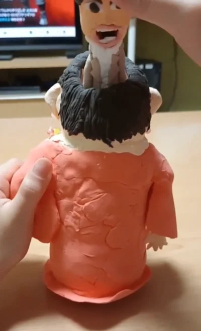 なんと、もう一人出てきました▶人形も特徴を捉えていますね（⇒次へ）