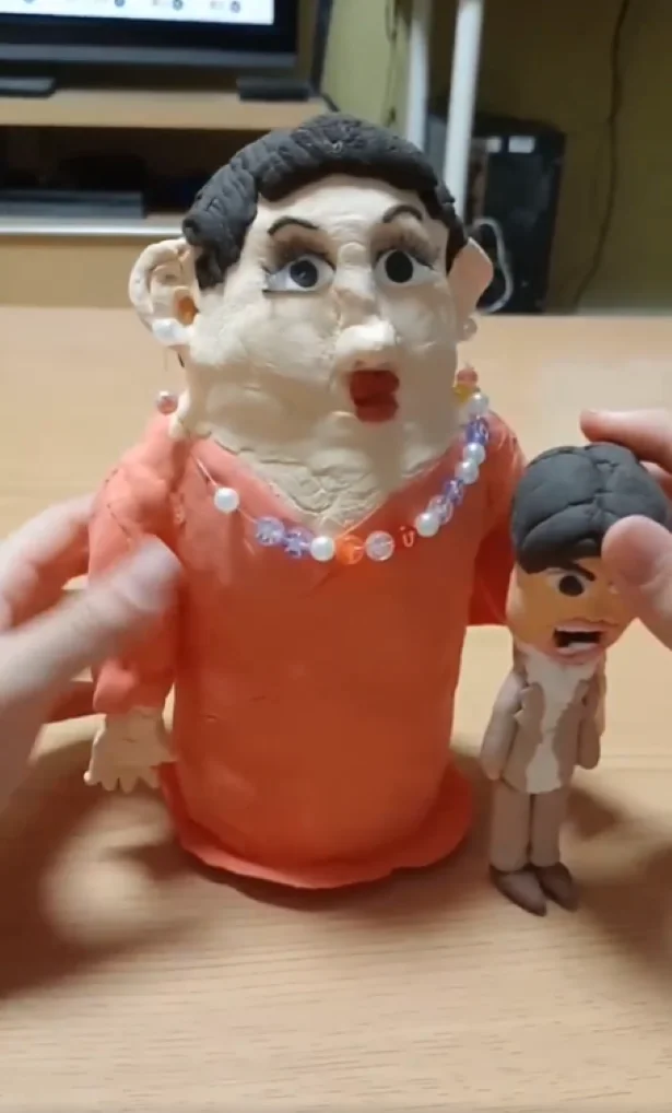 クセの強い、おもしろい仕掛けの工作が大好きな娘さん（⇒次からは、こちらもシュールな人気コミック『貴重な棒を持つネコ』が読めます）