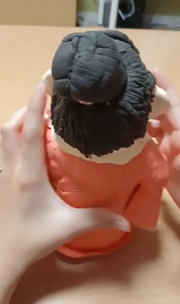 お団子ヘアに隠された秘密が…！？▶お団子ヘアを引き抜くと…（⇒次へ）