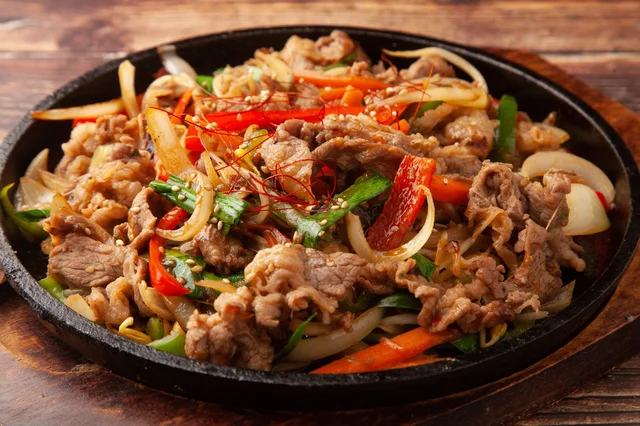 【簡単時短】韓国料理の定番「プルコギ」の魅力やレシピを解説！