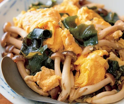 卵とわかめのにんにくじょうゆ炒め