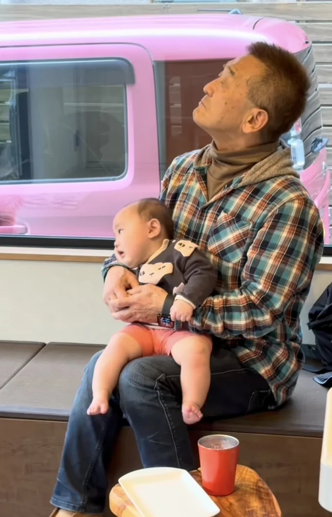 上を向き、顔を認識させないようにする▶赤ちゃんの機嫌がなおり…（⇒次へ）