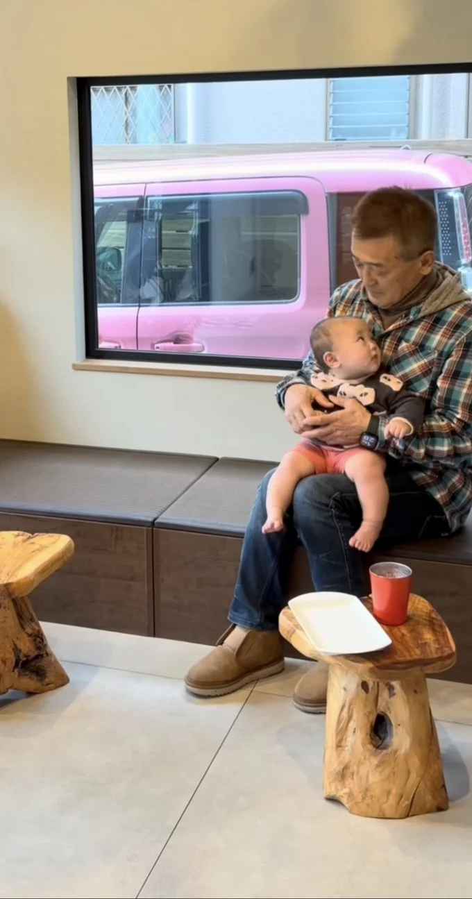 もう一度確認しようとする赤ちゃん▶素早く対応するじいじ（⇒次へ）