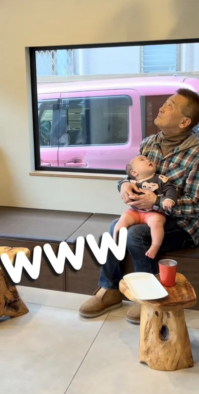 顔を認識させないように頑張るじいじ▶赤ちゃんの反応は…！？（⇒次へ）