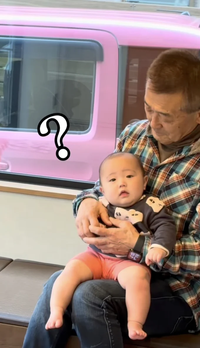 不思議そうな表情を浮かべる▶抱っこされ続ける赤ちゃんは…（⇒次へ）