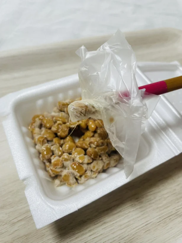 箸に巻き付けたフィルムごと持ち上げると…手が汚れない！（▶次へ）