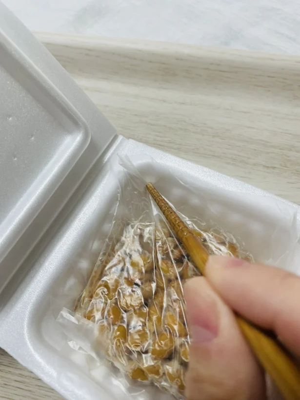 箸でフィルムごとパックをグサり（▶次へ）