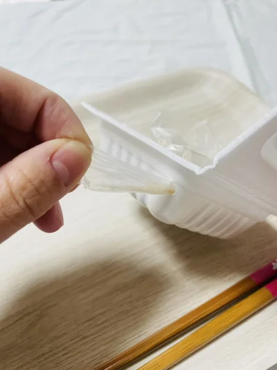 穴からフィルムをサッと抜く（▶次へ）