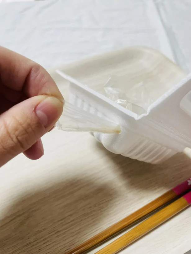 穴からフィルムをサッと抜く（▶次へ）