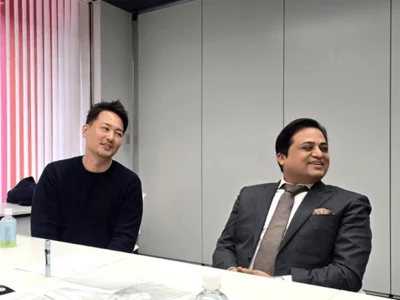 アビさんと幼馴染で、番組の裏方担当・亀山さん