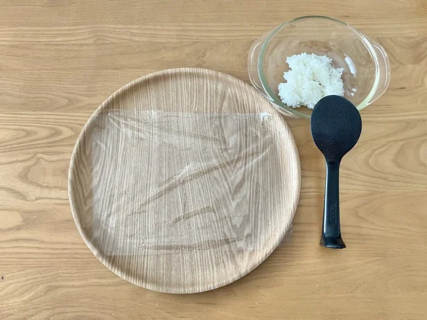 準備するのはアツアツごはんとしゃもじ、ラップだけ（▶やり方をチェック）
