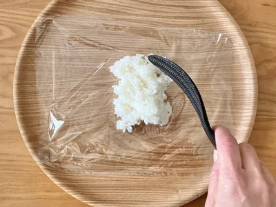 ラップを広げてごはんをのせたら…（▶次へ）