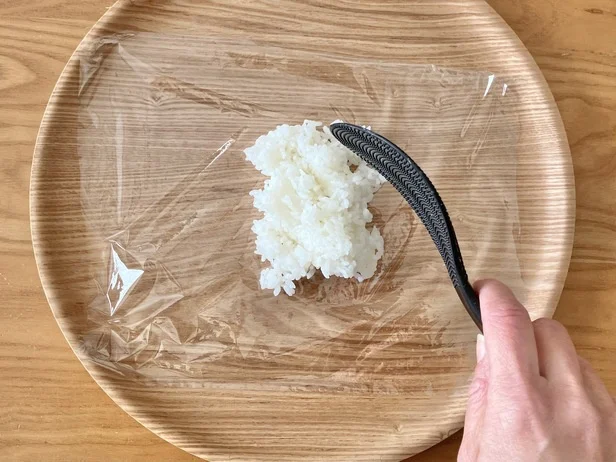 ラップを広げてごはんをのせたら…（▶次へ）