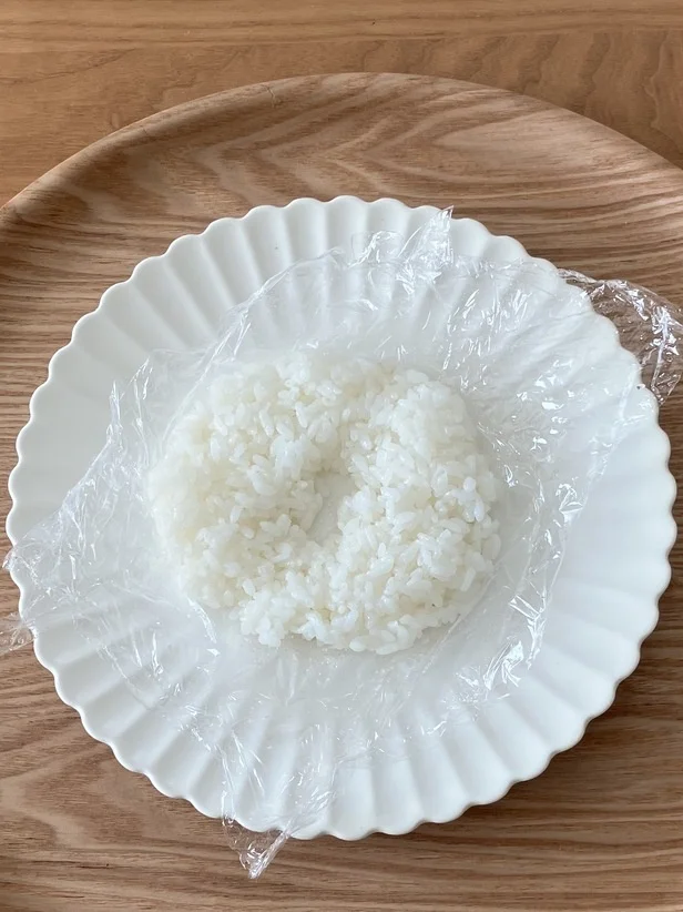 1回のレンチンでふっくらムラなし！秘訣はごはんの形（▶準備するものをチェック）