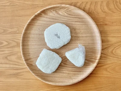 ドーナツ型と四角形・三角おにぎり型を用意して…（▶ごはんの量は？）