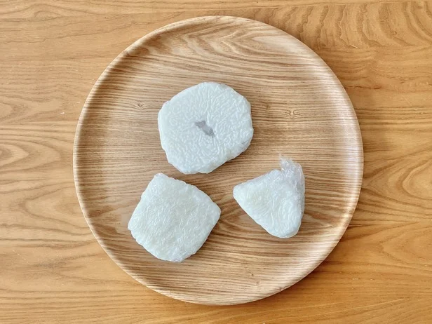 ドーナツ型と四角形・三角おにぎり型を用意して…（▶ごはんの量は？）