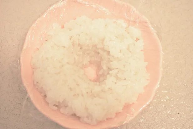 真ん中に穴を開けるだけ！冷凍ごはんの「解凍ムラ」をなくしてふっくら仕上げる裏ワザ