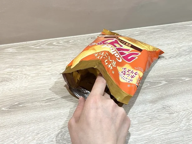 袋が倒れて中身が取り出しにくいときの対処法（▶︎次へ）