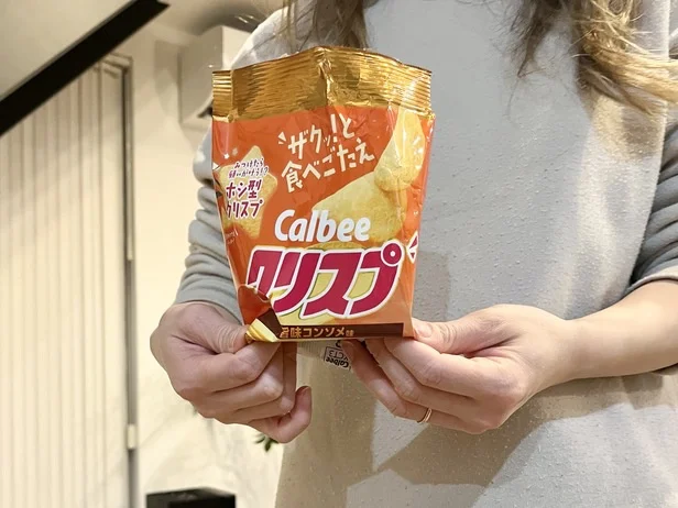 袋の底の両端を持ち内側へ押し込と…（▶︎次へ）