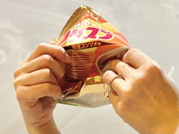 強く押し込みすぎると角にたまったお菓子が砕けるので注意（▶︎次へ）