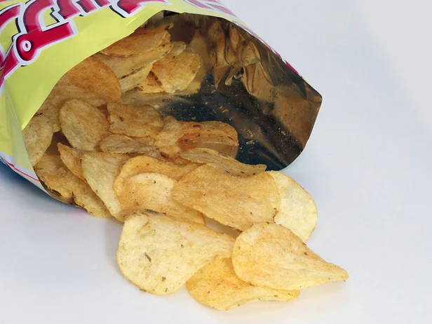 お皿いらずで手も汚れにくい！ポテトチップスが自立する簡単ワザ