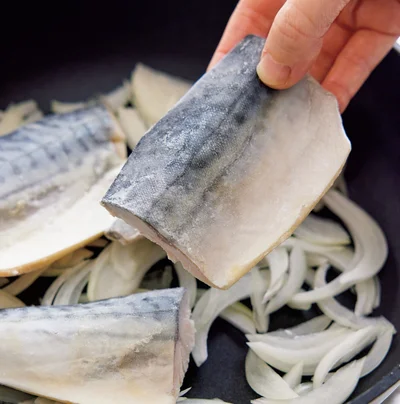 冷凍塩さばは解凍する手間なし。凍ったまま加熱して、ふっくらと仕上げる。