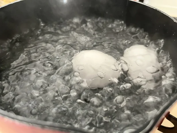 沸騰したお湯で12分ゆでて…（▶次へ）