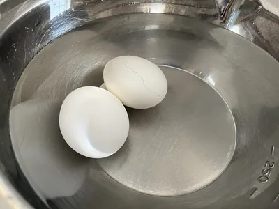 冷たい水でよく冷やします（▶次へ）