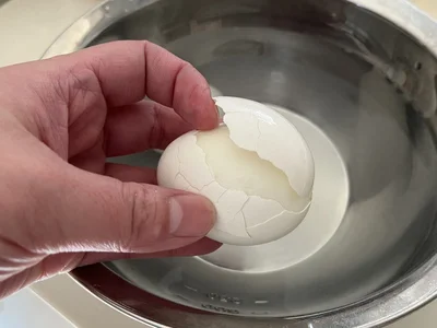 ヒビが入った殻がパカッと開いて…（▶次へ）