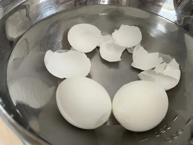 つるんと美しいゆで卵のできあがり！（▶フォークを使うと…）