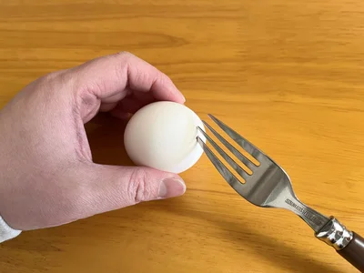 フォークで穴をあけてみる（▶次へ）