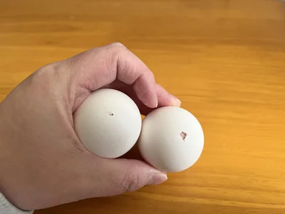 画鋲より穴は大きくなるものの、薄皮まで到達できず…結果は？（▶次へ）