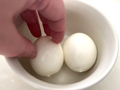 フォークはむきにくさあり！ゆで卵には画鋲がおすすめ