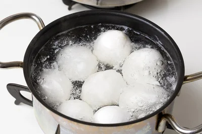 殻がつるんとむける！ゆで卵の殻がうまくむけない問題をサクッと解決