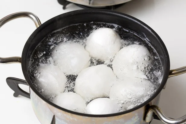 穴をあけるだけ！殻がつるんとむけるゆで卵の作り方