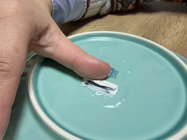 端っこから指の腹で押す感じで剥がしていく（▶︎次へ）