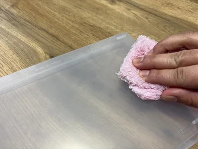 濡れたタオルで、一方向に拭き取って完了！