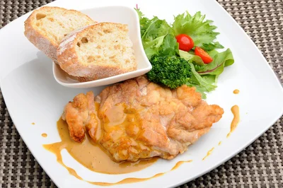 【保存版】コンフィとは？アヒージョやローストとの違い、低温でしっとり仕上げる理由