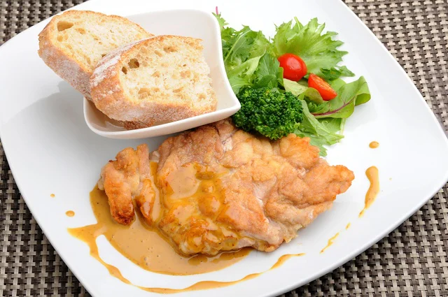 【保存版】コンフィとは？アヒージョやローストとの違い、低温でしっとり仕上げる理由