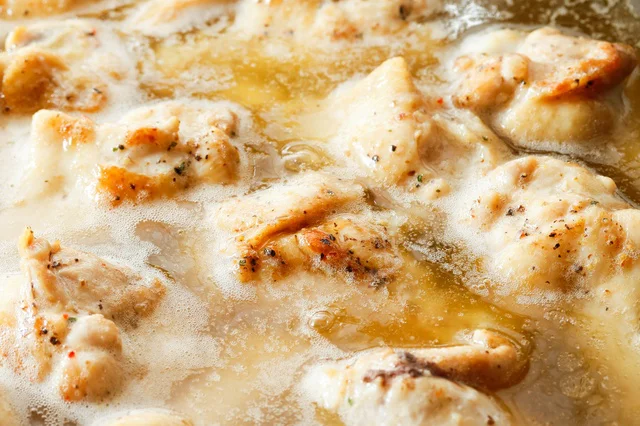 食材を油に浸し低い温度でじっくりと煮込むのがコンフィ