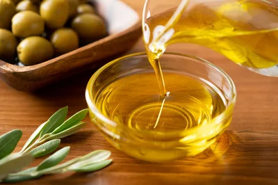 コンフィに使う油は、上質なオリーブオイルやラードが一般的