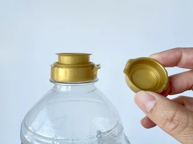 使い終わった調味料のキャップを外そうとしたときの末路…(▶次へ)