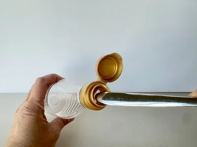 注ぎ口にスプーンの柄の先端を入れましょう（▶次へ）