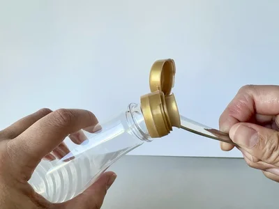 スプーンの柄を下に押して「てこの原理」でキャップを浮かせ…（▶次へ）