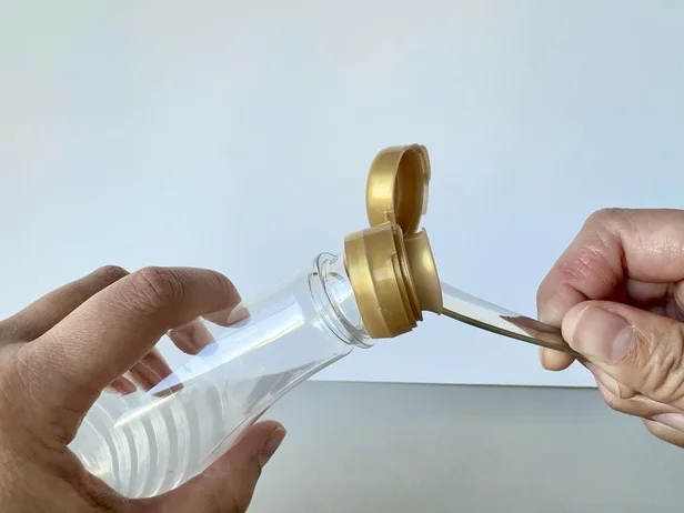 スプーンの柄を下に押して「てこの原理」でキャップを浮かせ…(▶次へ)
